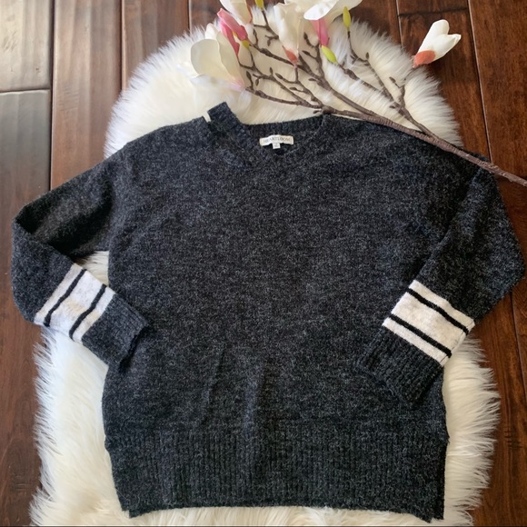 - REVOLVE Heartloom slit neck Varsity‎ Pullover. S - Picture 8 of 11